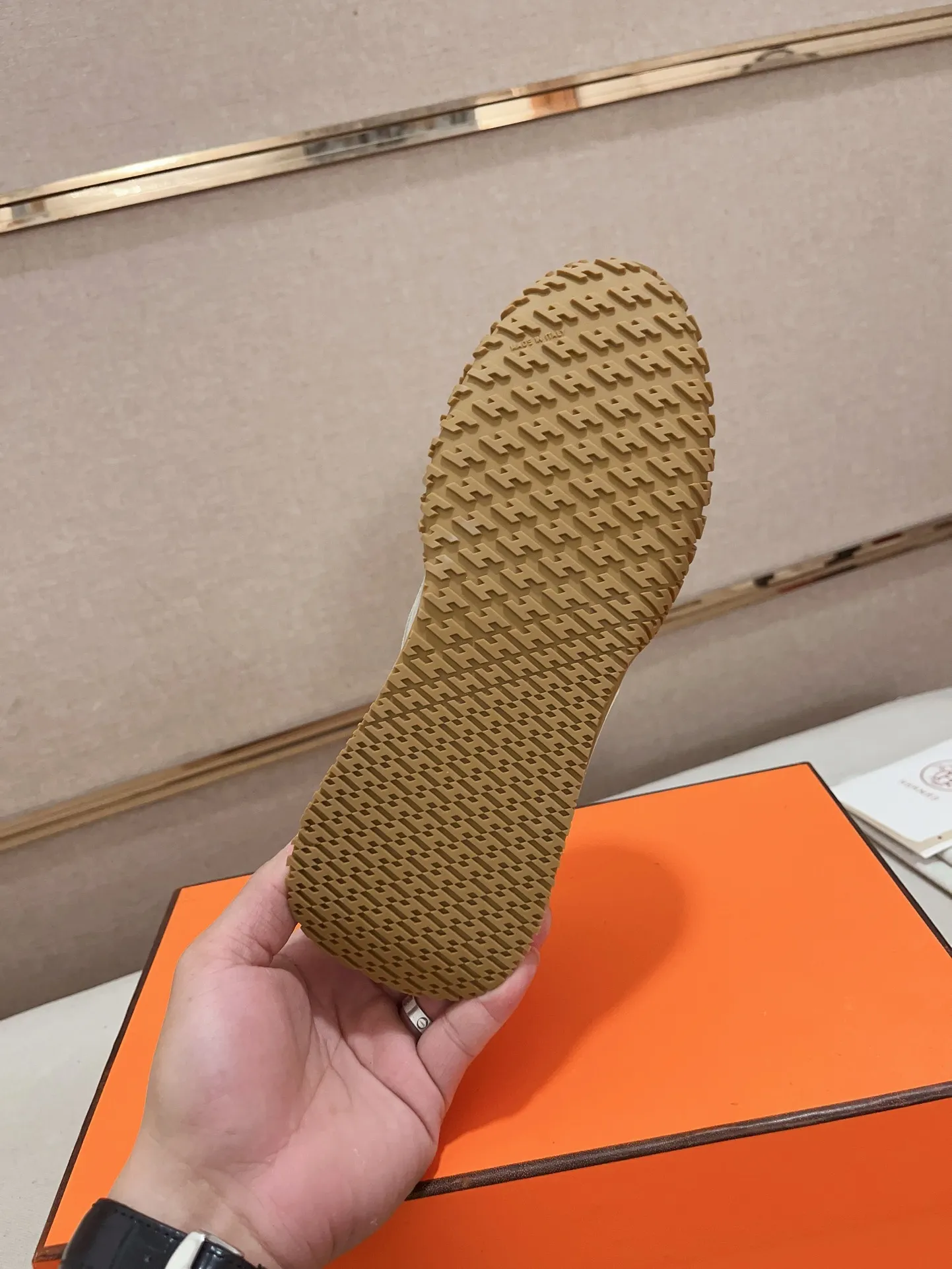 Men's men's shoes 💰: 720💰 Hermes top version # Couple style 💏 24ss casual sneakers Suede goatskin sneakers decorated with contrasting patterns and iconic "H" details, beautifully packaged at the delivery counter 🛍📦 Fabric: suede + cowhide Lining: mixed sheep lining Outsole: original TPU Bottom thickness: 2CM Size: 35-44